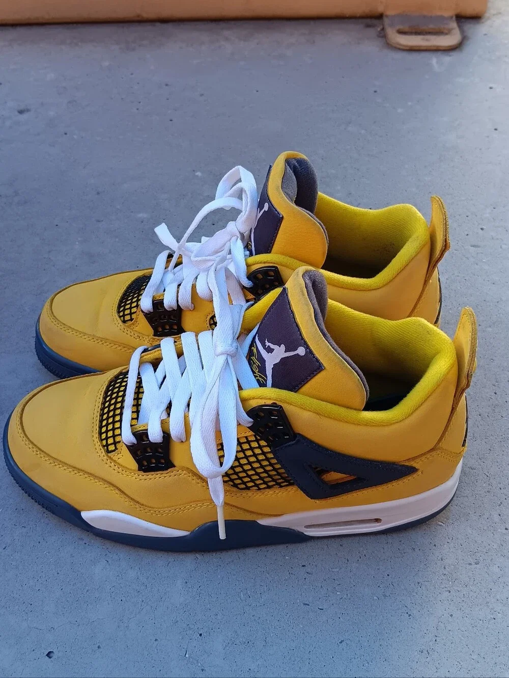 NIKE AIR JORDAN 4 Retro 